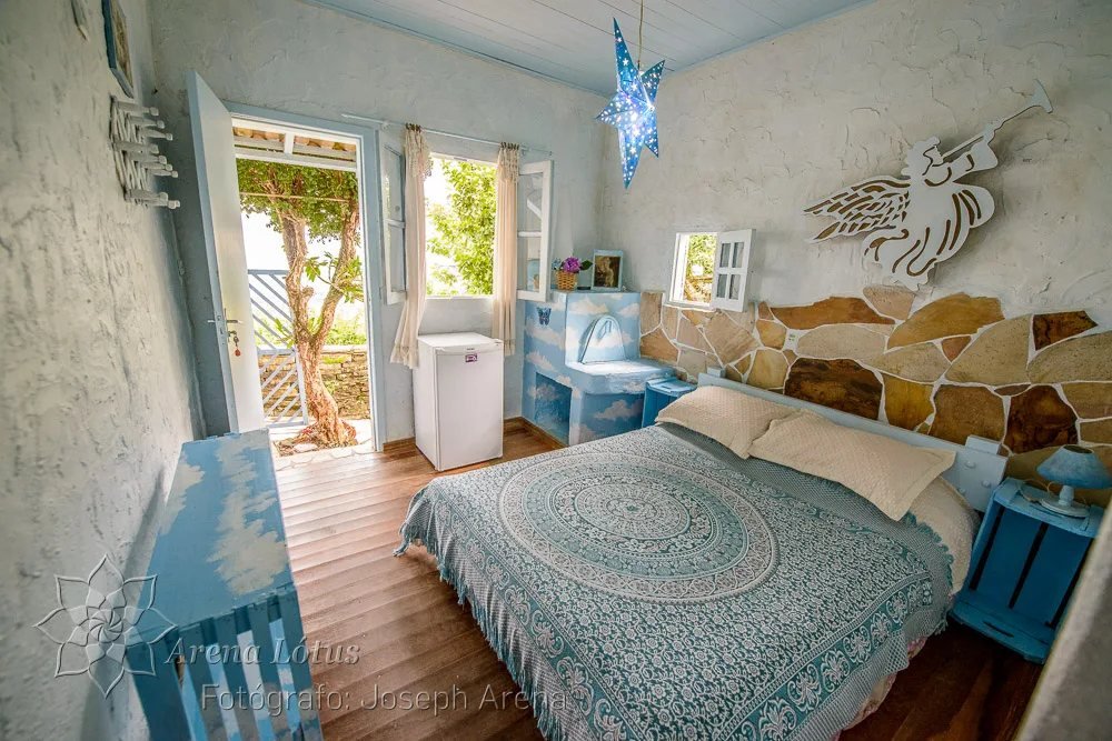 Quarto com luminária de estrela e anjo recortado na parede