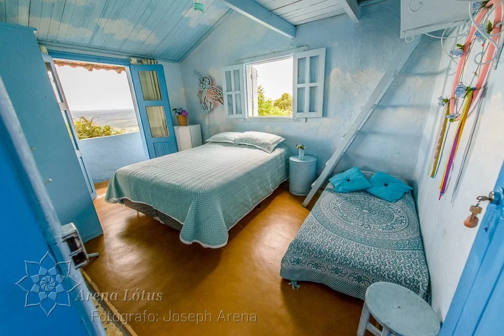Porta-janela azul de um quarto aberta para o vale